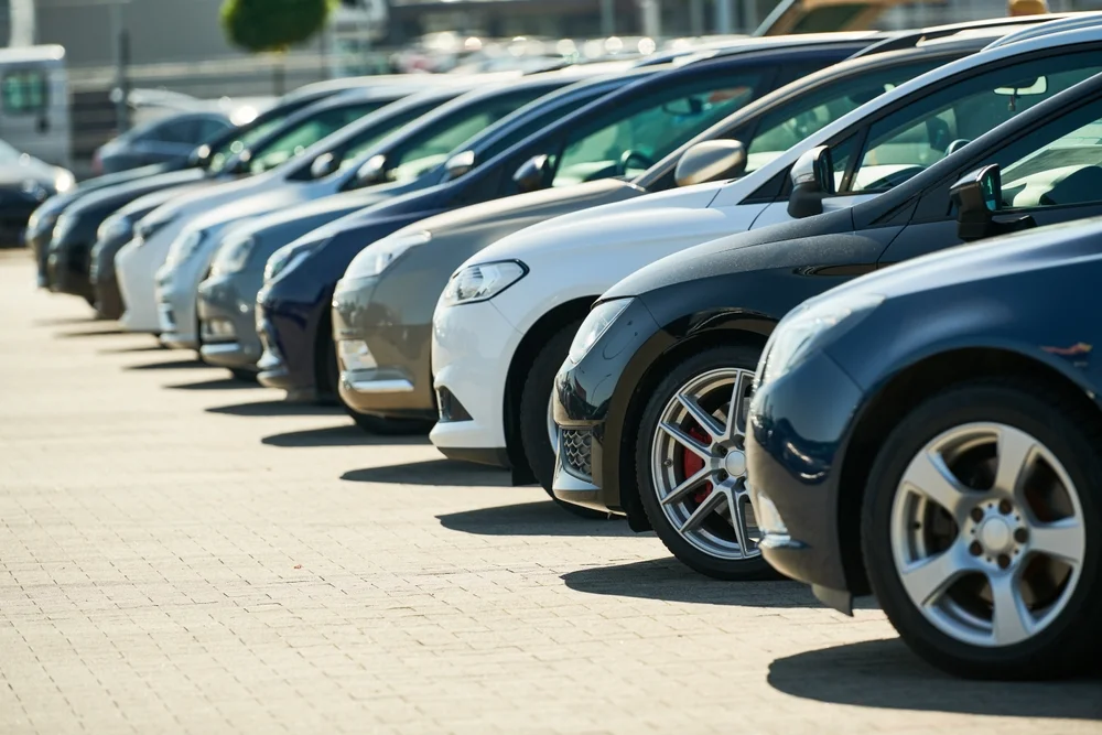 coches-segunda-mano-madrid-mejores-opciones ristra de coches aparcados