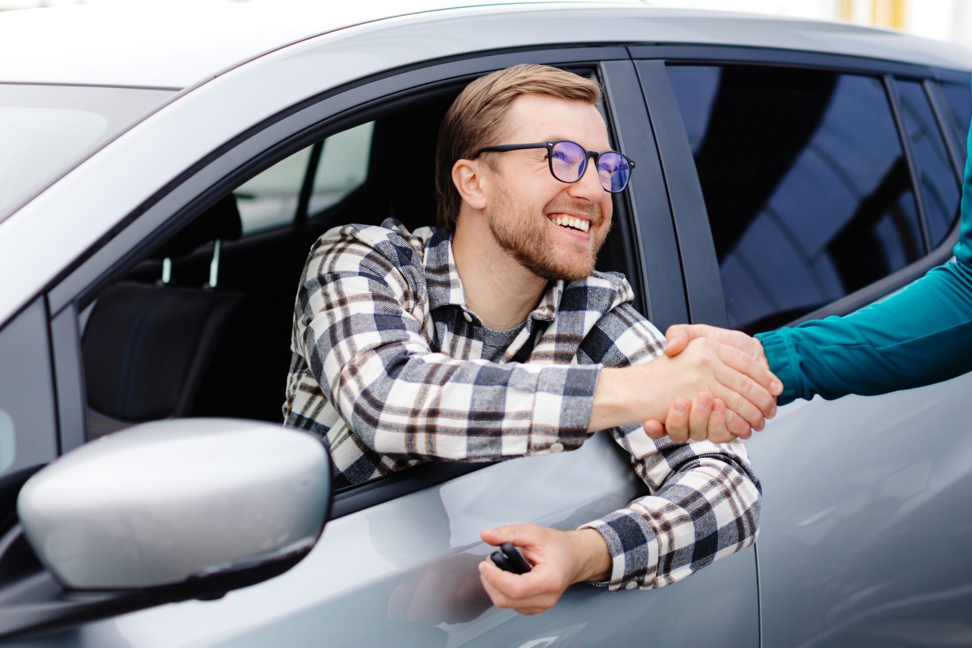 Man,Buying,Car,And,Shaking,Hands,With,Salesman,Against,Blurred